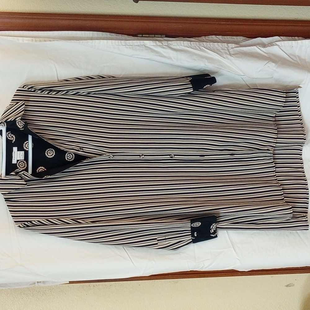 Natori tunic xs with contrast cuffs and exquisite detail.